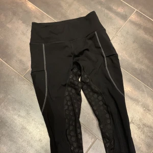 Maya Delorez vinterridbyxor - Jättefina och varma ridbyxor, använda ett fåtal ggr. Säljer på grund av att dottern har slutat att rida. Tycker att de är stora i storleken mer åt S hållet. 