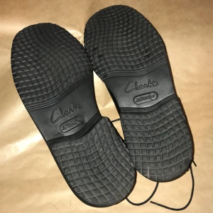 Herrskor Clark - Svarta skinnskor stl 42-43, bra skick