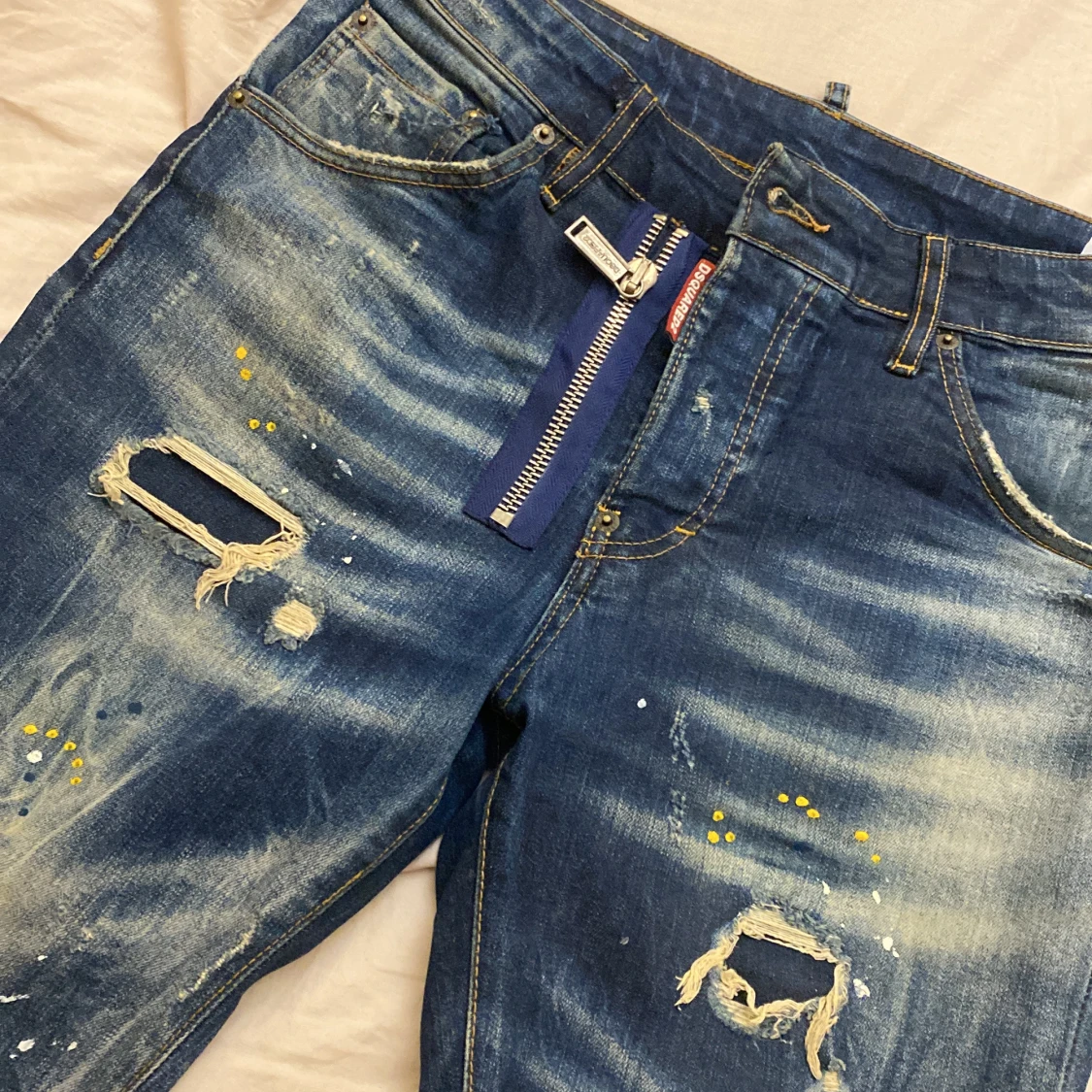 Säljer ett par DSQUARED2 byxor. - 90