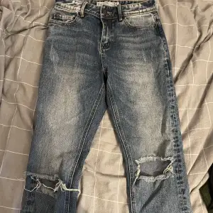 Coola fadeade jeans! Köpte på New yorker och är i bra skick🌟 har lite röda och gula detaljer längst ner och har hål vid knäna💞säljer då de är för korta på mig och inte kommer till användning   Vid frågor besvarar jag dom jätte gärna privat💘