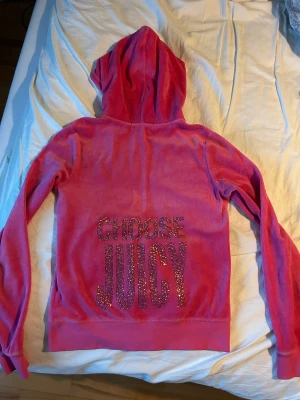 Juicy couture tröja  - Säljer min rosa juicy couture tröja, använd ett par gånger men är som i nyskick! Tröjan är i storlek M men skulle mer säga att det passar en S. Skriv om du vill ha fler bilder!