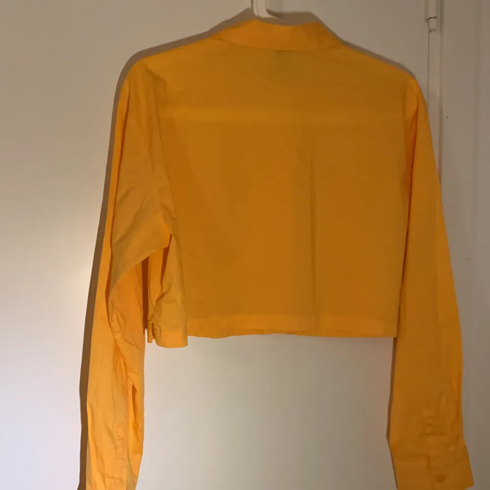 Gul/orange croppad skjorta i storlek xxs! Lite skrynklig på bilden men går ju alltid att stryka. Säljer då den inte används 💕 Har du frågor eller är intresserad, skriv! 😚. Skjortor.