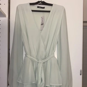 Klänning - Fin klänning, helt oanvänd, lapp kvar  Nypris 500kr