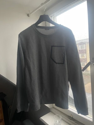 Grå SOC tröja - Grå SOC tröja, sparsamt använd. Har ett tryck som ska föreställa en ficka.