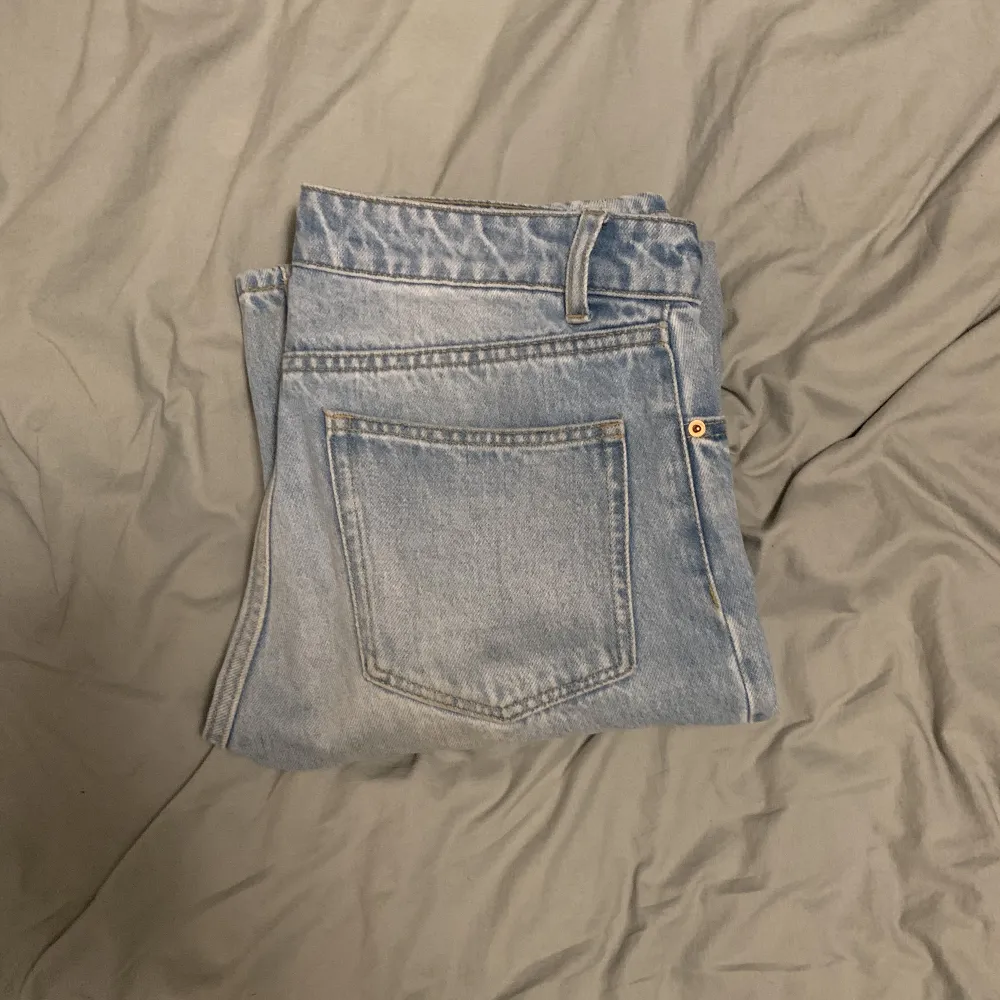 Ett par jätte fina raka jeans. Inga tecken på användning. Skriv om du undrar något eller vill ha fler bilder🤍. Jeans & Byxor.