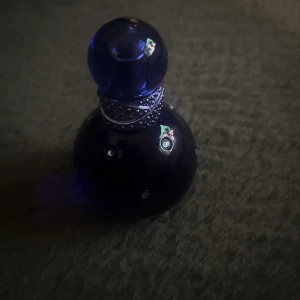 Parfym  - Oanvänd parfym från Britney Spears Midnight Fantasy Eau De Parfum 30 ml  Först till kvarn gäller håller inget  Ansvarar ej för postens slarv  200 kronor inklusive frakt med spårbart