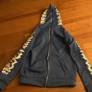 zip hoodie - blå zip hoodie med hel dragkedja! tyget är okej kvalitet men inte dragkedjan. luvan är väldigt liten så den nästan inte går att ha på sig så man kan inte heller stänga den helt medans man har på sig den, köpt för ca 1 år sen men aldrig använt❤️