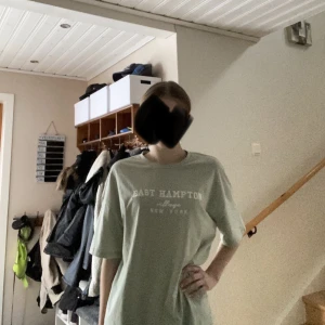 Grön t-shirt - En grön oversized t-shirt med tryck på framsidan från Shein💚Aldrig använd och har inga fel. Strl. XS men passar säkert M/L på grund av att den är oversized🙌🏼