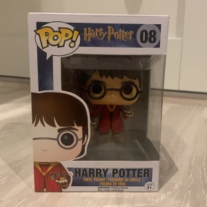 Harry Potter Funko Pop - Harry Potter funko pop figur, #08. Figuren har tagits ur lådan men både lådan och figuren är i bra skick. Pris kan diskuteras.