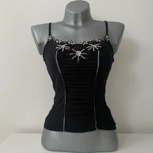 Vintage svart topp - Jättefin unik vintage topp som passar perfekt till fester men också vardagligt 🙌💗 köpt här på plick för 550:- med säljer vidare eftersom den inte kommer till användning 😊Använt kanske 1 gång! 