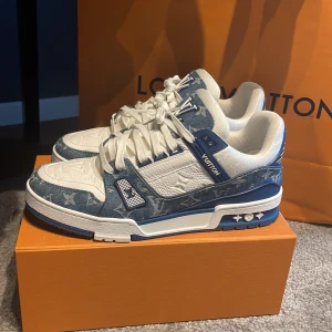 Louis Vuitton skor - Säljer dessa sjuka Louis Vuitton skor i size, LV 8 1/2 dvs 43! Skorna är i grymt skick och syns knappt de är använda! allt og ingår förutom kvitto. Hör av dig för om du har fler frågor 🔵👟