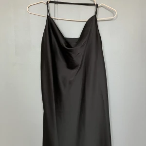 Satinklänning prislapp kvar - Svart kort satinklänning från Monki i storlek 36. Prislapp sitter kvar , oanvänd och i nyskick. Köpt för 250kr. Kan skicka fler bilder om det önskas! 