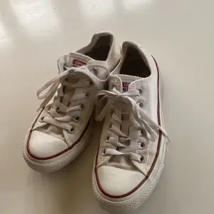 Säljer nu ett par vita converse i storlek 37, säljes pga ingen användning för dessa skor. 