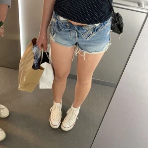 ZARA SHORTS - Älskar dom shortsen dom är väl använda fast inga skador alls. Köptes i juni nånstans 