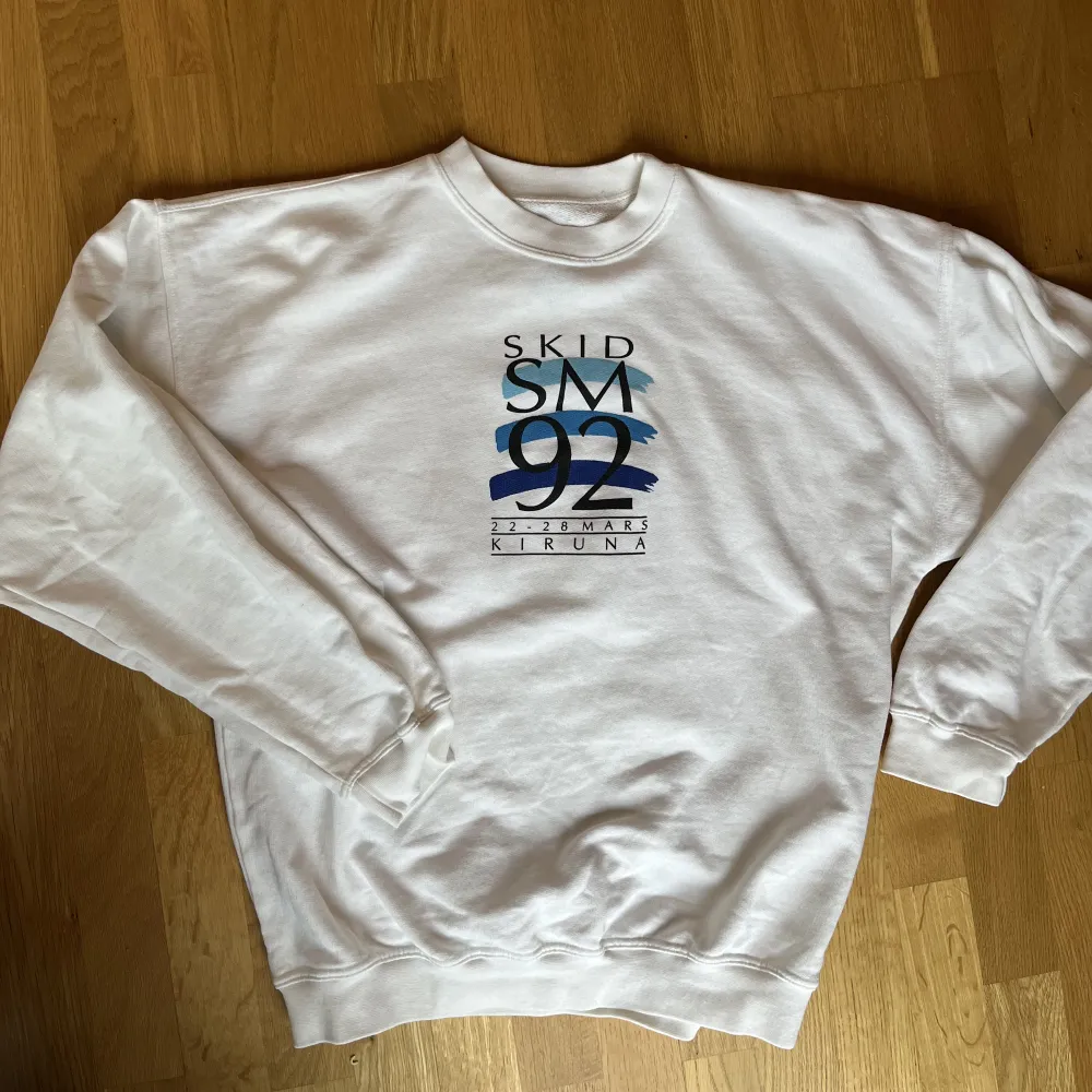 Vintage sweatshirt från skid SM i Kiruna 1992! Den är i mycket fint skick, inga fläckar/missfärgningar eller skador :). Hoodies.