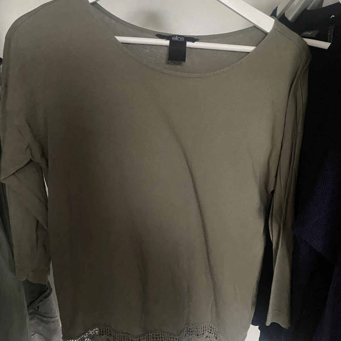 Långärmad tröja med spets