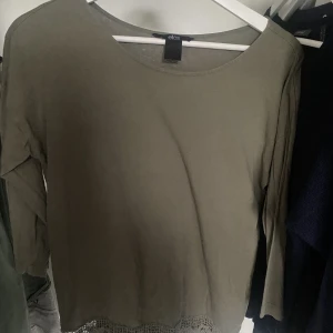 Långärmad tröja med spets - svårt att se på botten men det finns spets, skriv om fler bilder 🩷