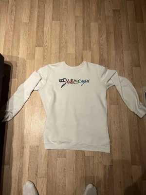 Givenchy tröja  - Hej, säljer nu min givenchy paris tröja i medium. Säljer då jag tröttnat på den. Perfekt till dig som vill sticka ut lite extra. Väldigt bra skick, använt i nyskick. Kan fraktas om köparen står för frakt. Mvh 