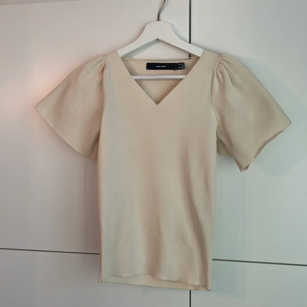 T-shirt med puffärm från Vero Moda💗 Storlek M, använd endast en gång! Säljer pågrund av att jag inte använder den. Djur och rökfritt hem🏡. T-shirts.
