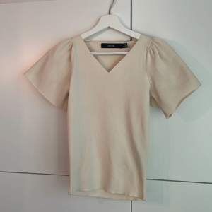 T-shirt med puffärm från Vero Moda💗 Storlek M, använd endast en gång! Säljer pågrund av att jag inte använder den. Djur och rökfritt hem🏡