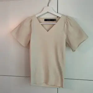 T-shirt med puffärm från Vero Moda💗 Storlek M, använd endast en gång! Säljer pågrund av att jag inte använder den. Djur och rökfritt hem🏡