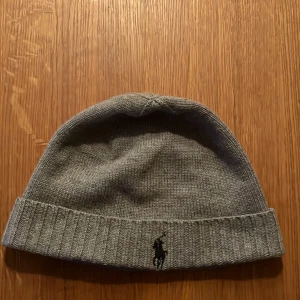 Polo mössa - Säljer denna fina mössa pga använder den inte längre, den är i väldigt fint skick! 