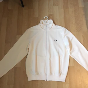 Fred Perry  - Helt ny med prislapp, aldrig använd. Fred Perry tröja 
