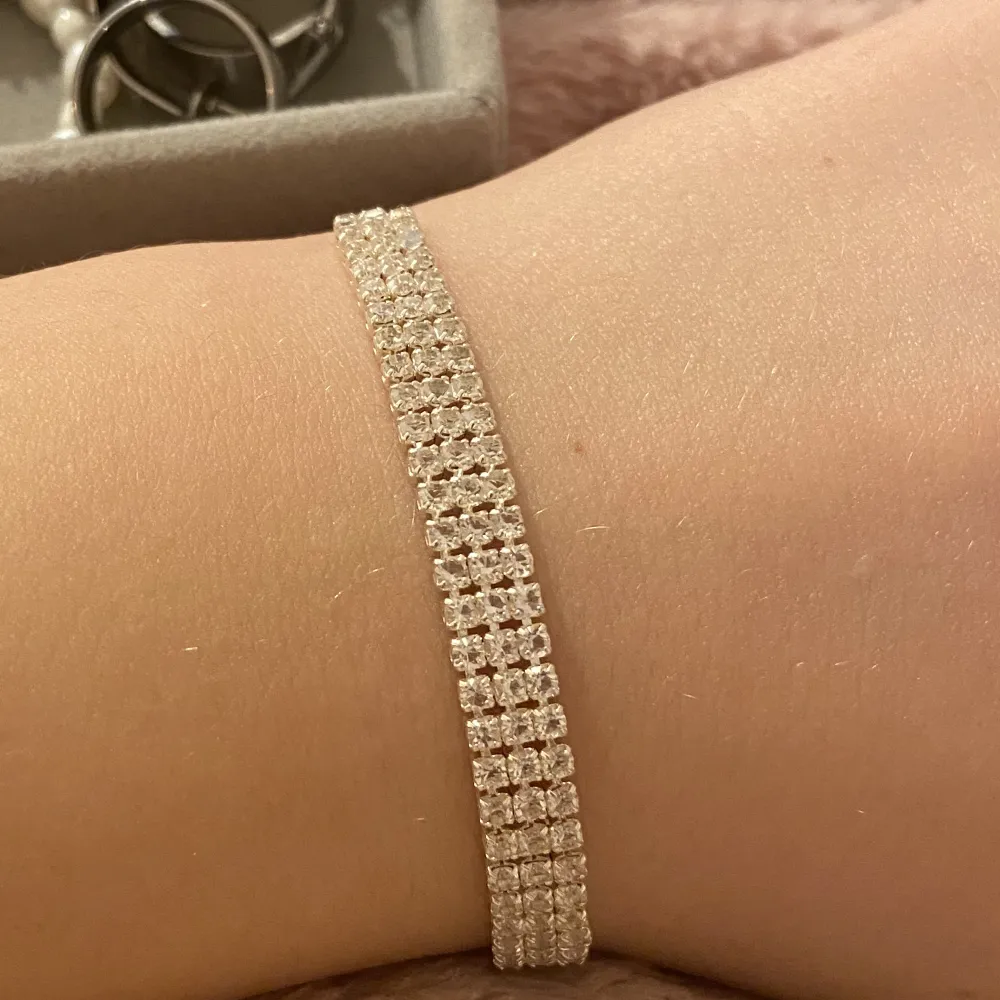 Silver armband med diamanter. Accessoarer.