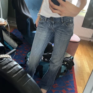 Dolce&Gabbana jeans - Säljer dessa skitsnygga Dolce Gabbana jeansen! Midjemåttet är ca 38cm tvärs över och innerbennslängden är 82cm❤️ har inga fler bilder med jeansen på! (Jeansen är i ett ganska typ stelt material)