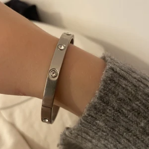 Silver armband med diamanter - Silver armband med diamanter. Väldigt trendigt och snyggt.