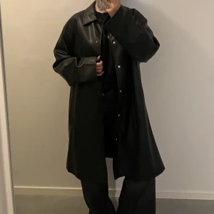 Lång läderjacka - Kommer ner till knäna på mig som är 166cm. Kom gärna med frågor om ni undrar något och kika gärna min profil, fixar paketpris❤️