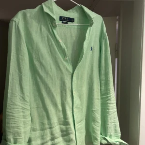 Ralph lauren linneskkjorta - Säljer min Ralph lauren linneskjorta. Skick 9,5/10. Modellen är 182cm och väger 80kg. Vid frågor och funderingar är det bara att höra av sig😁 