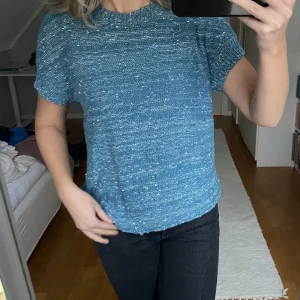 Stickad T-shirt  - Blåvit stickad T-shirt från Madeleine. Köpt vintage, men i väldigt fint skick💙