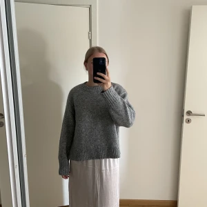 Grå stickad tröja - Grå stickad tröja från HM! Perfekt till vintern då den är sååå varm🩶Den är i storlek M😊