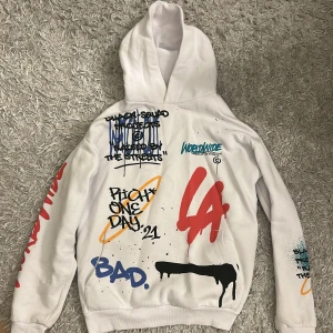 Hoodie med tryck - Supercool hoodie köpt på newyorker men kommer ej till användning, fint skick! 💕