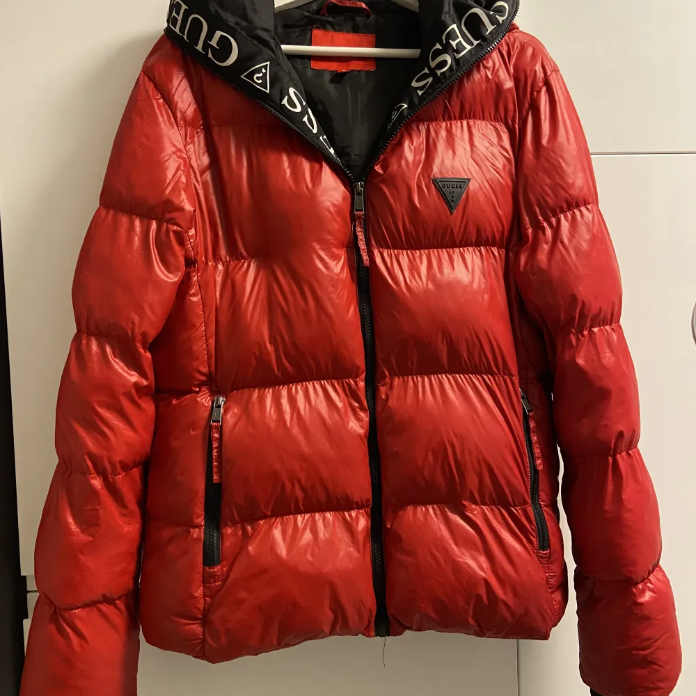  Nu säljer jag min röda vinterjacka med märket Guess. Jackan använde jag förra vintern. Jackan innehållet 100% polyester. Pris 650kr.. Jackor.