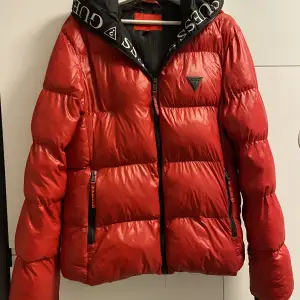  Nu säljer jag min röda vinterjacka med märket Guess. Jackan använde jag förra vintern. Jackan innehållet 100% polyester. Pris 650kr.