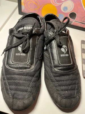 Skor kampsport  - Hej,  Säljer ett par skor som jag använde när jag tränade Taekwondo. De är i bra skick och var länge sedan de användes Storlek 41