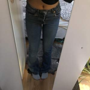 Jeans i modellen boot flare ifrån bikbok, super bra skick, lite slitningar längst ner på byxorna (se sista bilden) jag är 176 och dom går ner till marken på mig😇