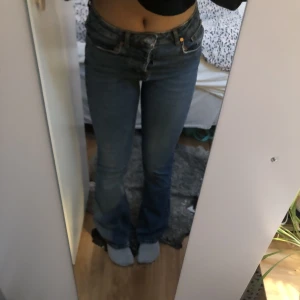 Bootcut jeans! - Jeans i modellen boot flare ifrån bikbok, super bra skick, lite slitningar längst ner på byxorna (se sista bilden) jag är 176 och dom går ner till marken på mig😇