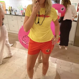 Baywatch utklädnad - Säljer detta baywatch setet med tröja och shorts❤️‍🔥 aldrig använt, nypris: 515kr