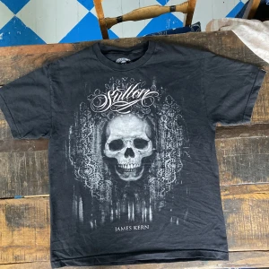 Y2k svart t-shirt med skalle - Helt sjuk svart t-shirt med tryck på framsida och baksida, ser ut som Ed Hardy eller Affliction typ, villig att ändra pris 