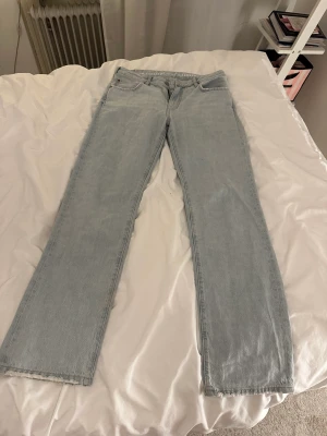 Lågmidjade jeans - supersnygga low waist straight jeans från bik bok som jag har använt en del. de är lite slitna längst ner på benet men det är inget man tänker på.