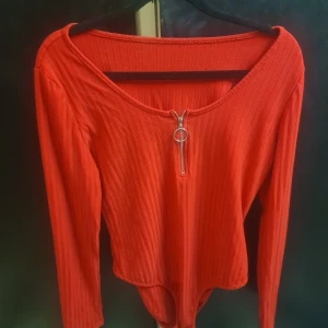 Body - Röd body i storlek L från Shein som är som ny! Sheins storlekar är lite mindre många gånger så det är mer en medium skulle jag säga