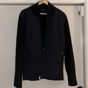 Massimo Dutti cardigan  - Säljer min cardigan från Massimo Dutti. Använd två gånger. Köpt i butik för 1199 kr. Skick:10/10 