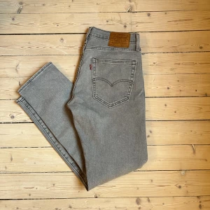 Grå Levi’s 512 jeans - Säljer dessa gråa jeansen då de blivit för små för mig. Är i modellen 512. Inga tecken på användning. Är i storlek 31/32. Hör av er om ni undrar något 🤙🤙🤙