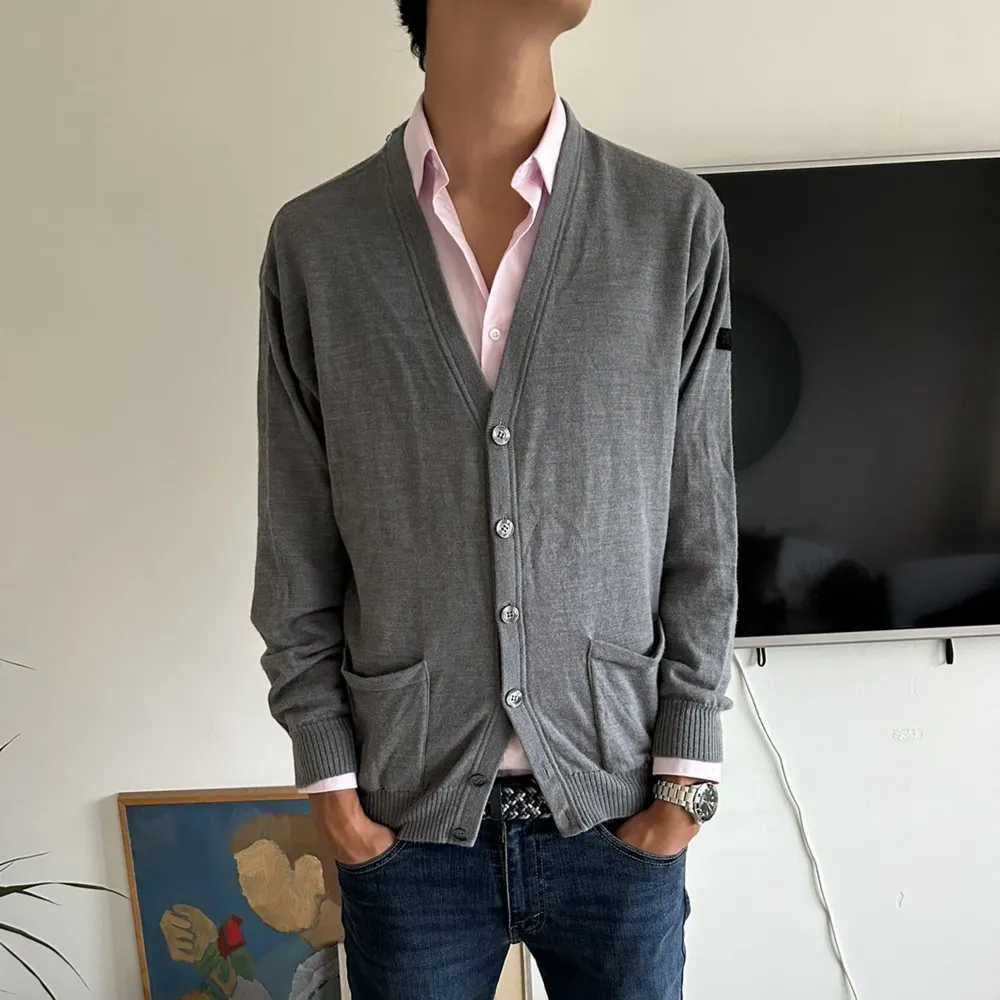 Riktigt snygg cardigan från märket, burberry. den har ett litet hål som knappt syns eller mer slitage. självklart äkta. vid frågor eller behov av fler bilder kontakta gärna oss 😊. Tröjor & Koftor.