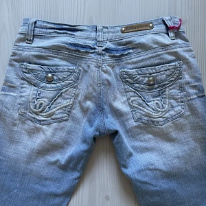 Lågmidjade bootcut jeans - Superhäftiga jeans som är Lågmidjade och bootcut, med prislappen kvar! Midjemåttet är 76 och innerbenslängden är 79 Säljer fler jeans i min profil!