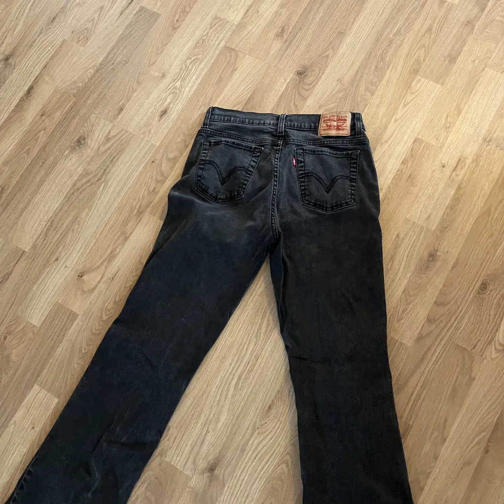 Gråa bootcut Levi’s jeans, W28 L30 Väldigt stretchigt material, välanvända . Jeans & Byxor.