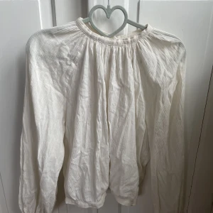 Söt blus med lång knapprad - Jättefin oanvänd blus 💗